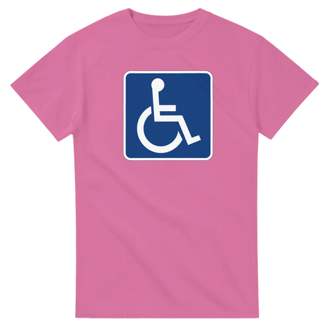 Ikonisk rullstolslogotyp på rosa t-shirt – ironisk och minimalistisk illustration