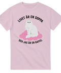 Ljusrosa t-shirt med en vit katt på ett rosa moln och texten Livet är en soppa
