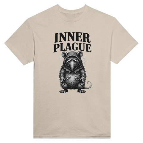 Råtta i munkkåpa med näbbmask, text "INNER PLAGUE", på beige t-shirt.