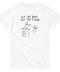 Grafiskt tryck med satirisk text och streckgubbar på vit t-shirt