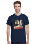 Modell i marinblå t-shirt med kvinnoporträtt med skedar och texten ”Tystnad är guld. Jag skrek och stal silvret...”