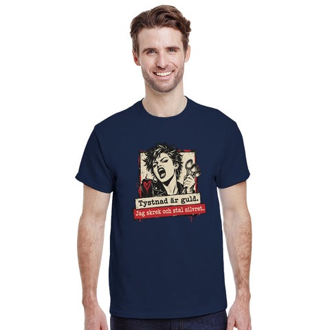 Modell i marinblå t-shirt med kvinnoporträtt med skedar och texten ”Tystnad är guld. Jag skrek och stal silvret...”