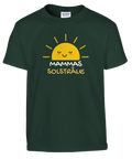 Tecknad sol med texten "Mammas Solstråle" på en mörkgrön barnt-shirt.