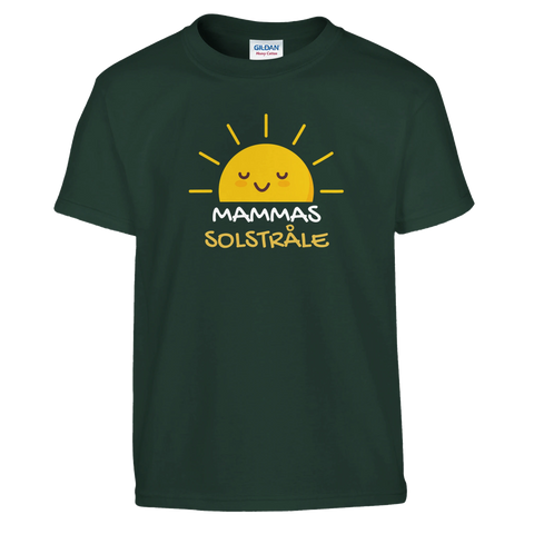 Tecknad sol med texten "Mammas Solstråle" på en mörkgrön barnt-shirt.