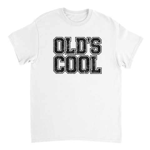 Old's Cool" text i sliten retrostil med svart kontur på vit t-shirt.