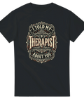 Vintage-emblem med texten I told my therapist about you på svart t-shirt