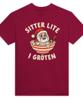 Vinröd t-shirt med en tomte i julgröt och texten ”Sitter lite i gröten”.