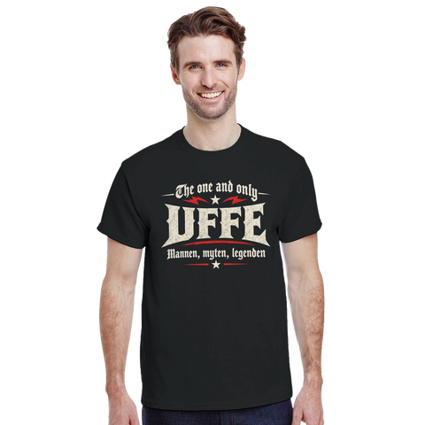 Studiobild på man som bär en humoristisk t-shirt för någon som heter Ulf