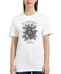 Närbild på figurnära t-shirt med detaljrik illustration av blåbär och blad