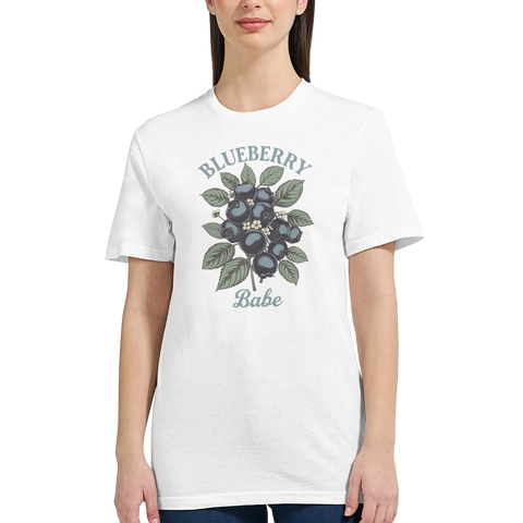 Närbild på figurnära t-shirt med detaljrik illustration av blåbär och blad