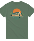 Konstnärligt stadsmotiv med arkitektonisk siluett på en olivgrön t-shirt