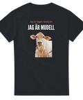 Fotorealistiskt tryck av en ko med texten Jag är mudell på en svart t-shirt