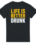 Grafisk textdesign med citatet Life is better Drunk på en svart t-shirt