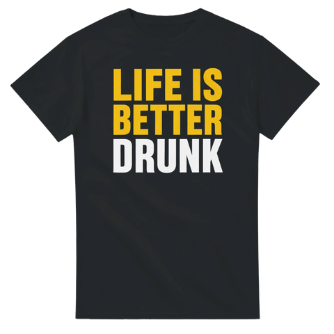 Grafisk textdesign med citatet Life is better Drunk på en svart t-shirt