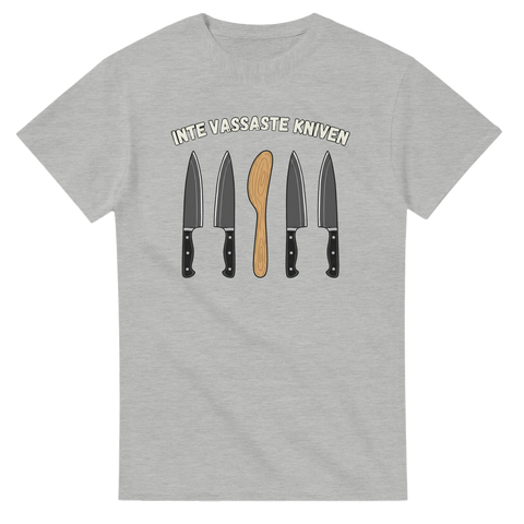 Gråmelerad t-shirt med självironiskt motiv av träkniv och vassa knivar