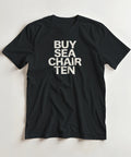 Svart t-shirt med texten BUY SEA CHAIR TEN i fyra rader, liggande på ljus bakgrund.