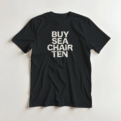 Svart t-shirt med texten BUY SEA CHAIR TEN i fyra rader, liggande på ljus bakgrund.