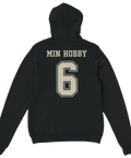 Minimalistisk illustration av sportnummer med texten Min Hobby på svart hoodie