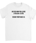 Minimalistiskt citat-tryck med ironisk humor på vit t-shirt