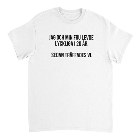 Minimalistiskt citat-tryck med ironisk humor på vit t-shirt