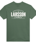Olivgrön t-shirt med texten Larsson – A Family of Originals