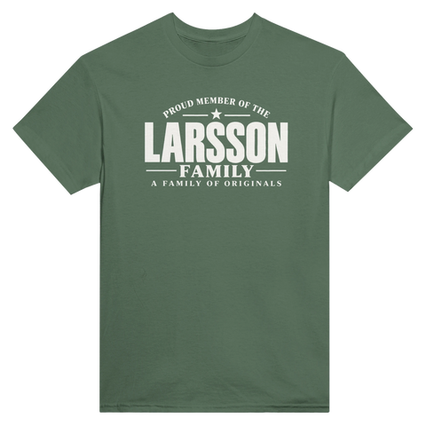 Olivgrön t-shirt med texten Larsson – A Family of Originals