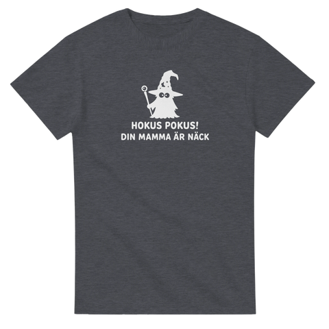 Vit illustration av en magiker med stjärnprydd hatt – t-shirt med roligt citat