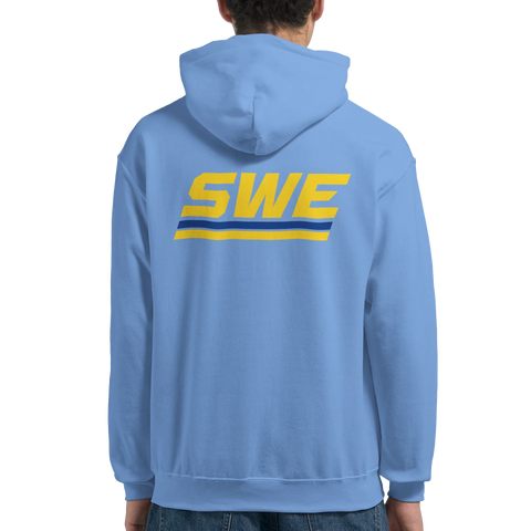 Klassisk atletisk design med SWE-text på en ljusblå hoodie