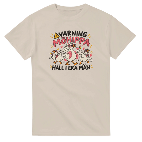 T-shirt med tre festglada gäss och texten Varning möhippa – Håll i era män