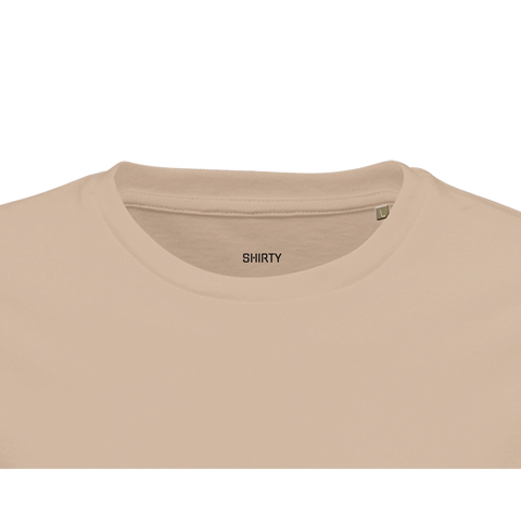 Svart minimalistisk "SHIRTY" logotyp på kragen av en beige premium herr-t-shirt i streetwear-stil.
