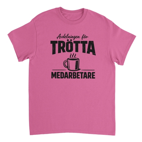 Rosa t-shirt med ironiskt tryck för medarbetare med humor och kaffebehov