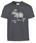 Mörkgrå barn-t-shirt med en kapybara i grön mössa på skateboard.
