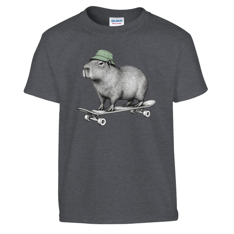 Mörkgrå barn-t-shirt med en kapybara i grön mössa på skateboard.