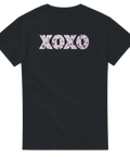 Grafiskt XOXO texttryck med lila hjärtmönster på en svart t-shirt