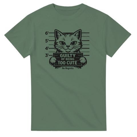 Mugshot-tryck med söt kattunge och humoristisk text – grön t-shirt med tryck