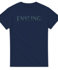 Diskret grafisk design med texten Ensling på marinblå t-shirt