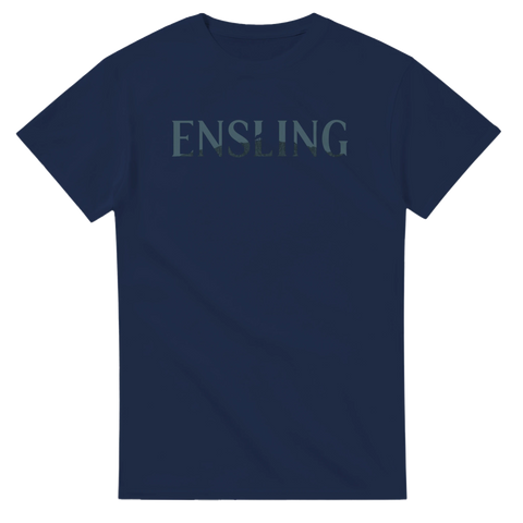 Diskret grafisk design med texten Ensling på marinblå t-shirt