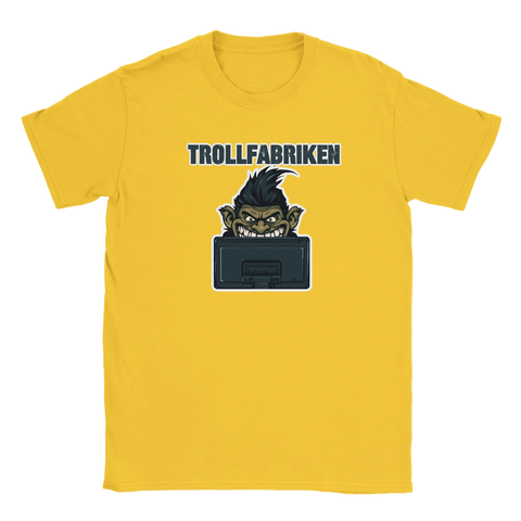Trollfabriken-t-shirt med arg trollfigur bakom datorskärm, gul bomullströja.