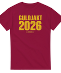 Vinröd t-shirt med gult Guldjakt 2026 tryck – sportig supporterstil