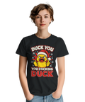 Kvinna bär en svart t-shirt med humoristiskt julmotiv av en arg anka