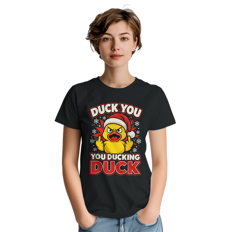 Kvinna bär en svart t-shirt med humoristiskt julmotiv av en arg anka