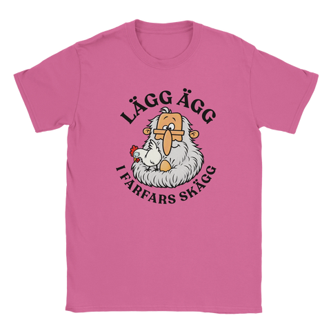 Rosa t-shirt med farfar, en höna och texten ”Lägg ägg i farfars skägg”.