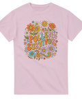 60-talsinspirerad grafik med glada blommor och allergihumor på en ljusrosa t-shirt