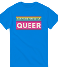 Let me be perfectly QUEER" text på blå t-shirt med färgade ränder i regnbågens färger.