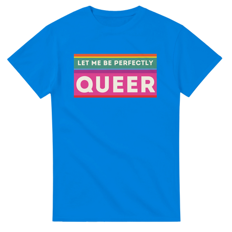 Let me be perfectly QUEER" text på blå t-shirt med färgade ränder i regnbågens färger.