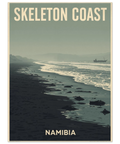 Retro affisch föreställande Skeleton Coast i Namibia med mörk strand, vitskummande vågor och ett skeppsvrak i horisonten.