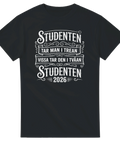 Studenten 2026 t-shirt med texten "Studenten tar man i trean, vissa tar den i tvåan" i vintage stil.
