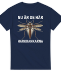 Naturinspirerat tryck av en stor harkrank på en mörkblå t-shirt