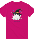 Lekfull illustration av ett litet spöke och stjärnor – cerise t-shirt