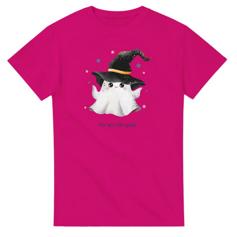 Lekfull illustration av ett litet spöke och stjärnor – cerise t-shirt